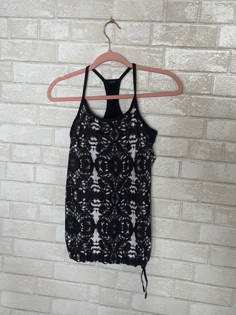 🏃‍♀️🏓🛼🌸👟☀️🥥
Fabletics Printed Racerback Tank Top